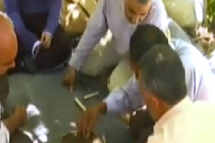 حاج قاسم در حال بازی قلعه بازی