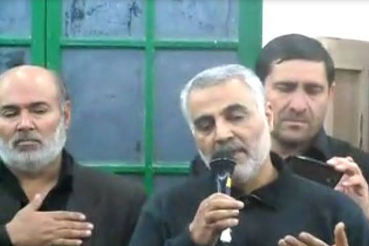 مداحی سپهبد قاسم سلیمانی در مسجد روستای پدری