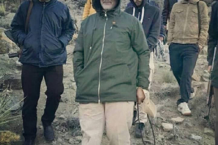 می‌خواستند تسبیحش را بگیرند.