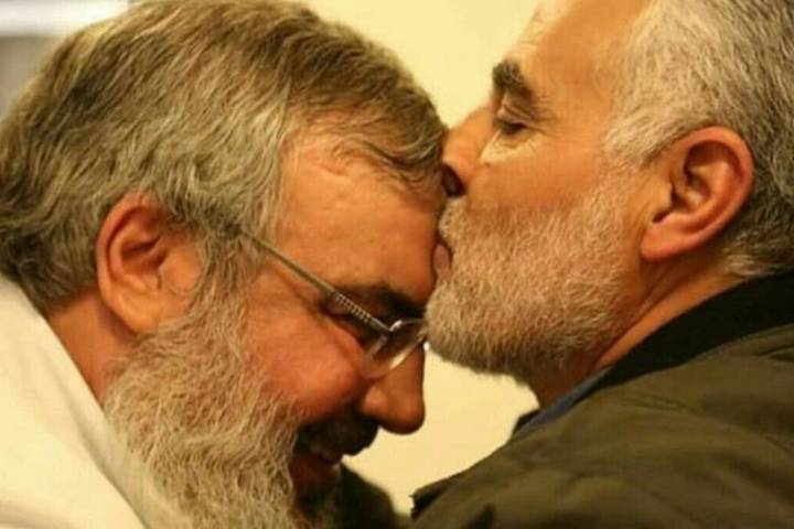 إِذَا لَقِیَ أَحَدُکُمْ أَخَاهُ فَلْیُقَبِّلْ مَوْضِعَ اَلنُّورِ مِنْ جَبْهَتِهِ