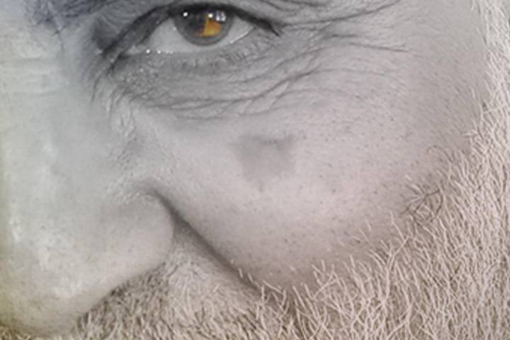 با مژه‌ی چشم خاک راه تو را پاک میکنم