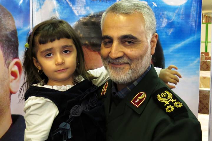 قاسم سلیمانی کی شهدا کے بچوں  سے  پیار اور محبت