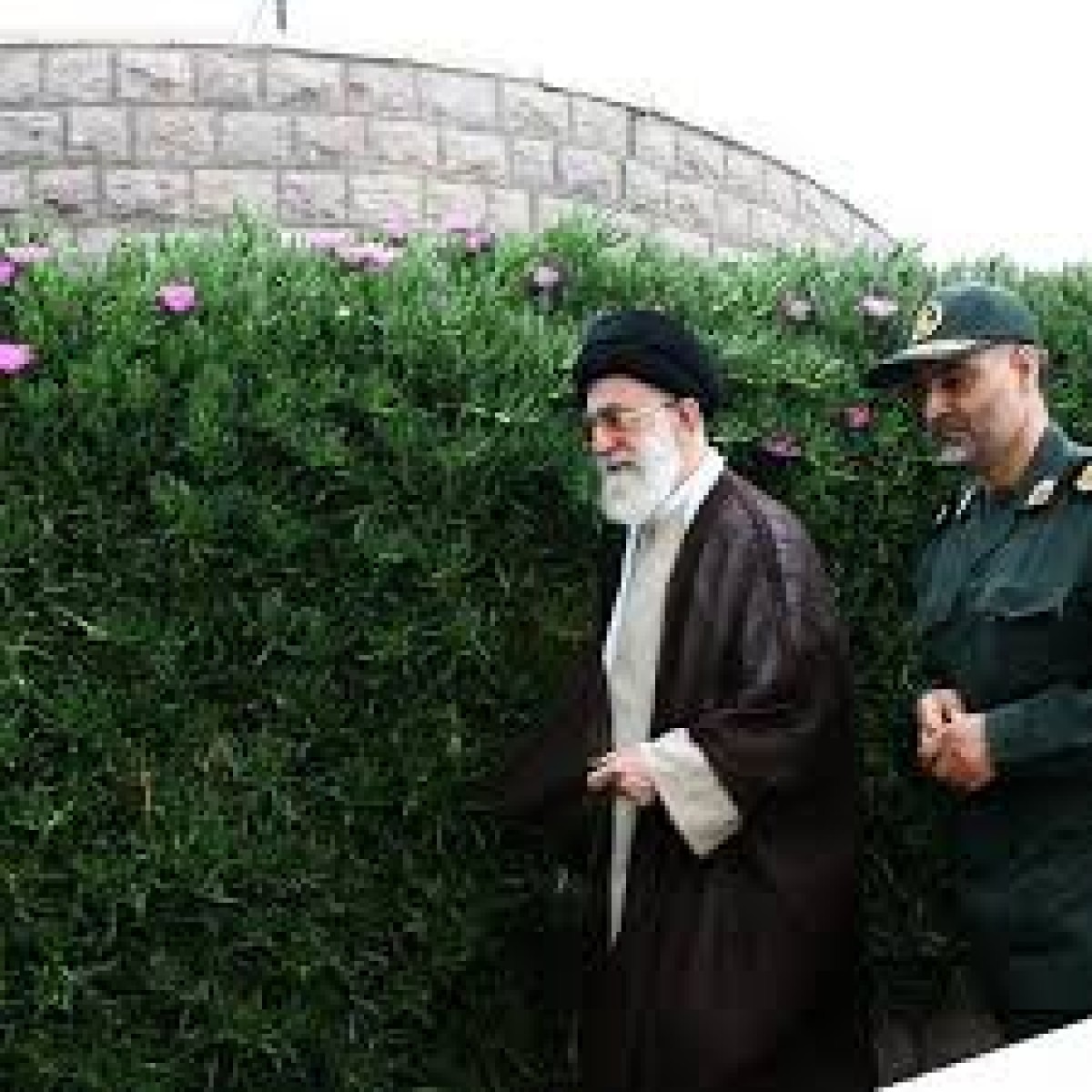 جنرل شہید حاج قاسم سلیمانی کے گھر پر (رہبر معظم انقلاب کی)حاضری