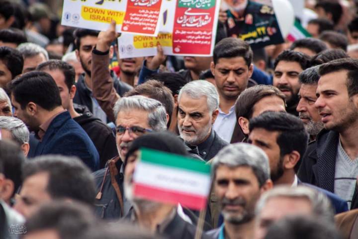 مجموعه پوستر در میان امواج مردم