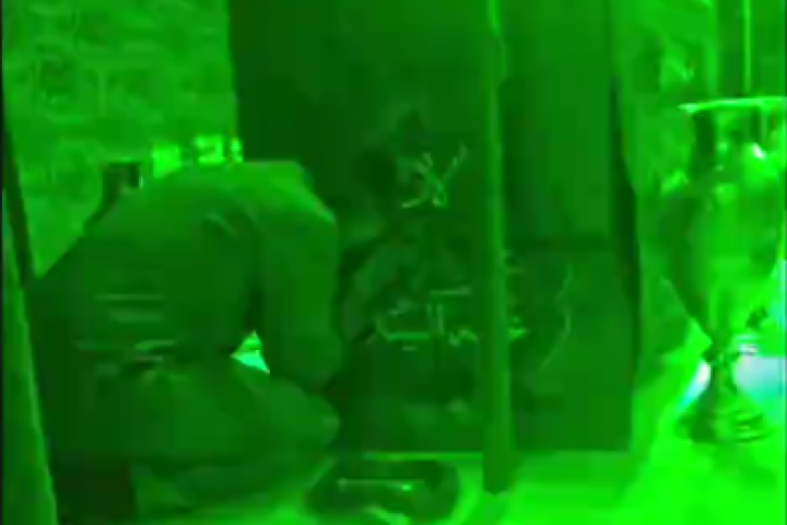  إزالة الحاج قاسم الغبار عن ضريح الإمام الهادي عليه السلام