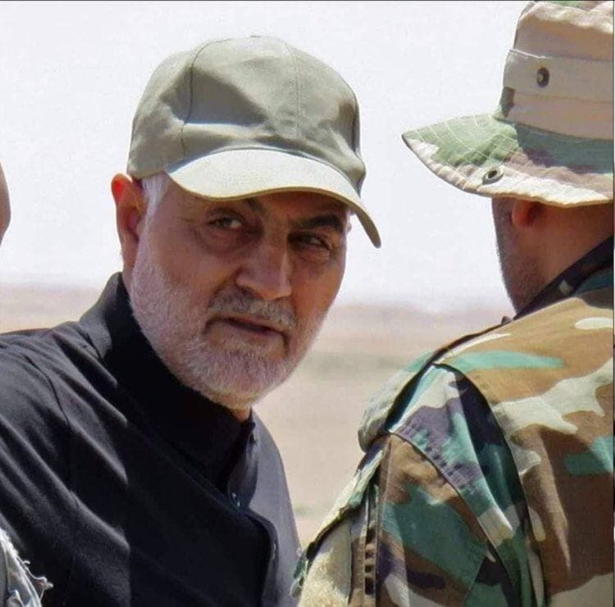 كــانَ ديقيقاً في المستوى الأخــلاقي ، إذا أرادَ أن يصـــدر أمراً كانَ يستخدم أسلوبَ التمني