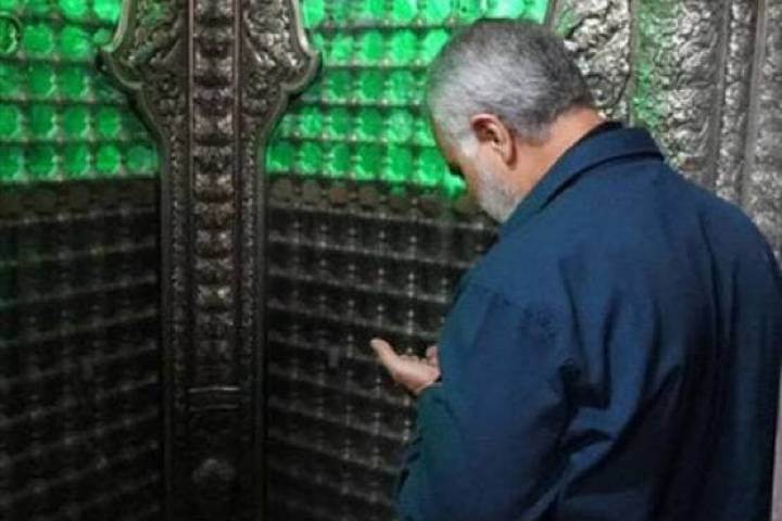 الشهيد الحاج قاسم سليماني عند ضريح الامام الحسين ” عليه السلام “