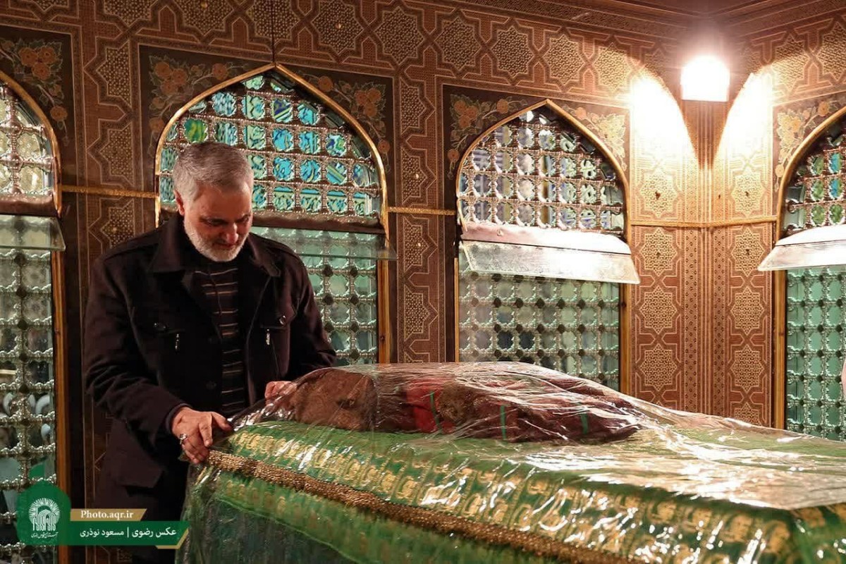  ماجرای حضور حاج قاسم در داخل ضریح امام رضا(علیه السلام)