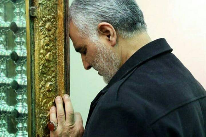  ” بعض اللقطات لحاج قاسم وهو داخل الحرم المطهر “