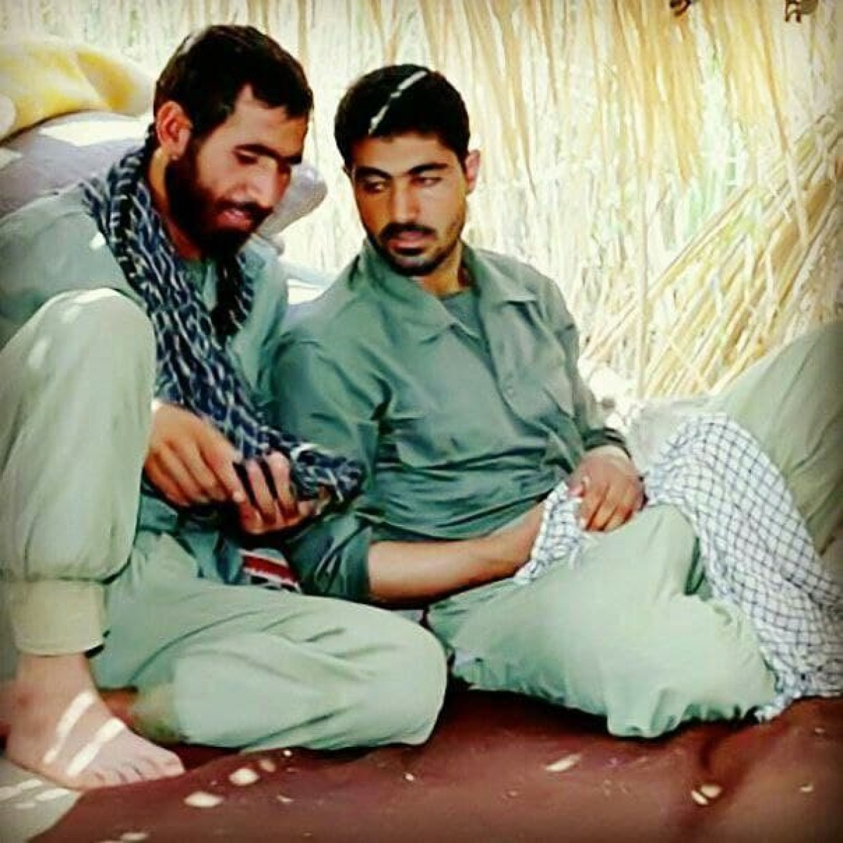  همه عنوان‌هایش را کنار می‌گذاشت …