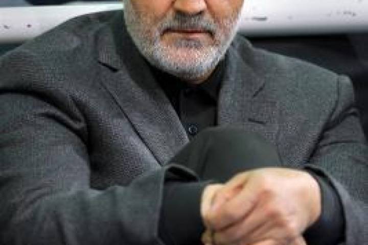 خدا کا بندہ وہی ہے مری نگاہوں میں