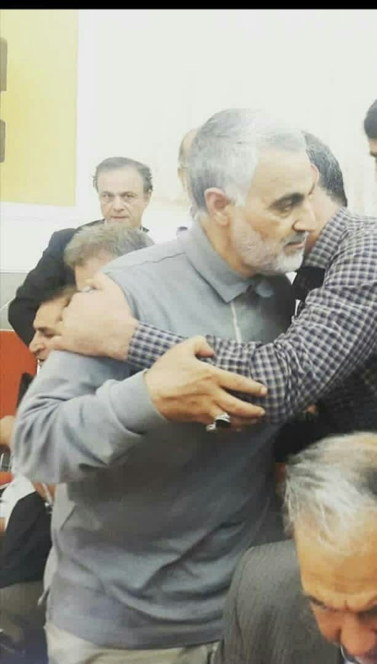  دست دراز کنید که بهترین شفیعِ روز قیامت،  شهید است ……