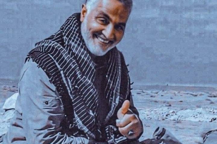  ” ملاطفة الشهيد الحاج قاسم سليماني لأحد قادة المقاومة “