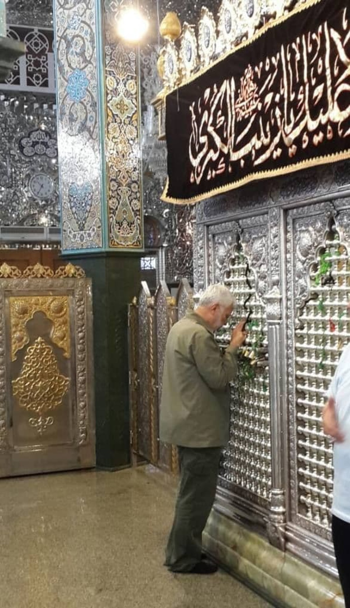  ” الحاج المهندس عند مرقد السيدة زينب في ريف دمشق “