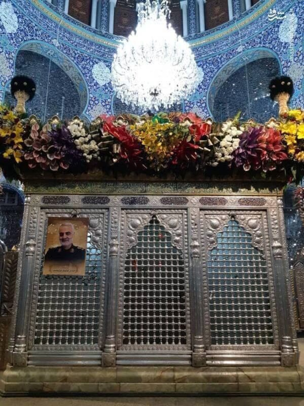  ” رفع صورة الحاج قاسم سليماني على ضريح السيدة زينب “عليها السلام”