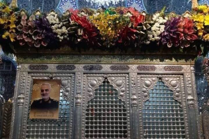  ” رفع صورة الحاج قاسم سليماني على ضريح السيدة زينب “عليها السلام”