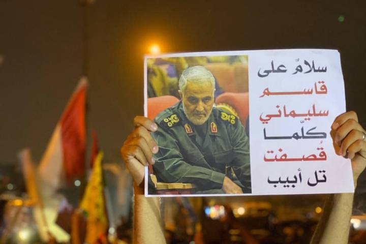  ” قاسم سليماني جنرالٌ فلسطينيُ الهويةِ إيرانيُ الجنسية “