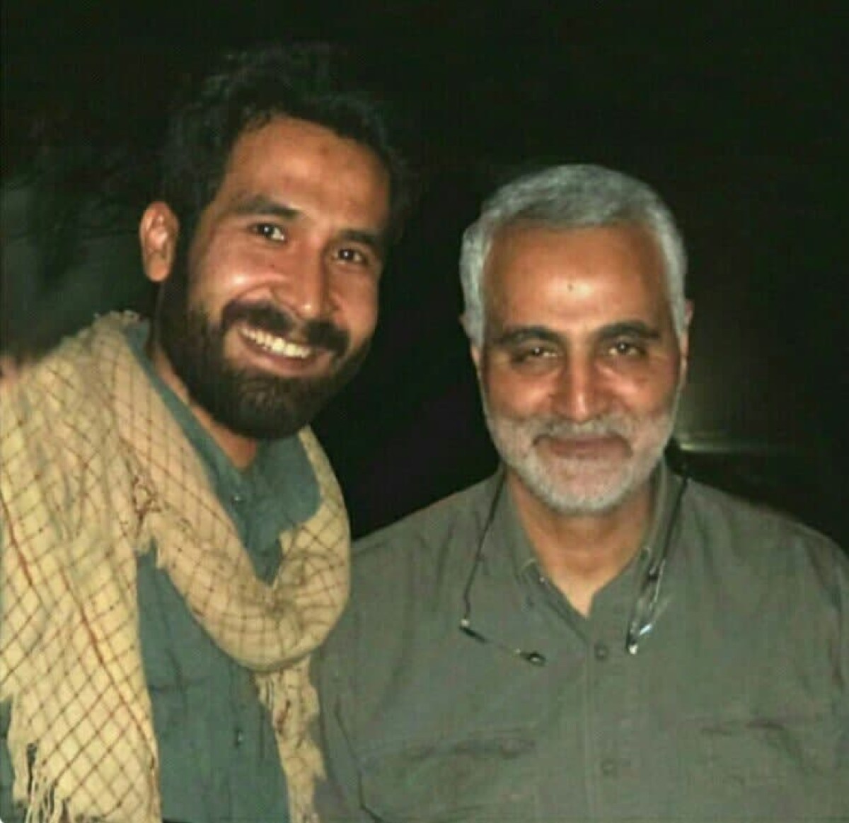  ” الشهيد قاسم سليماني مع الشهيد مدافع الحرم ابو زينب “