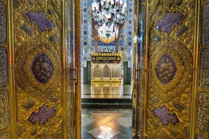  وقتی نقاشی شهدای مدافع حرم را بر دیوار حرم حضرت زینب (سلام ا…علیها) می‌کشیدیم…