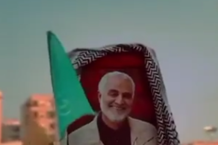 تصاویر حاج قاسم در دستان شرکت‌کنندگان در مراسم همخوانی سرود “سلام فرمانده” در لبنان