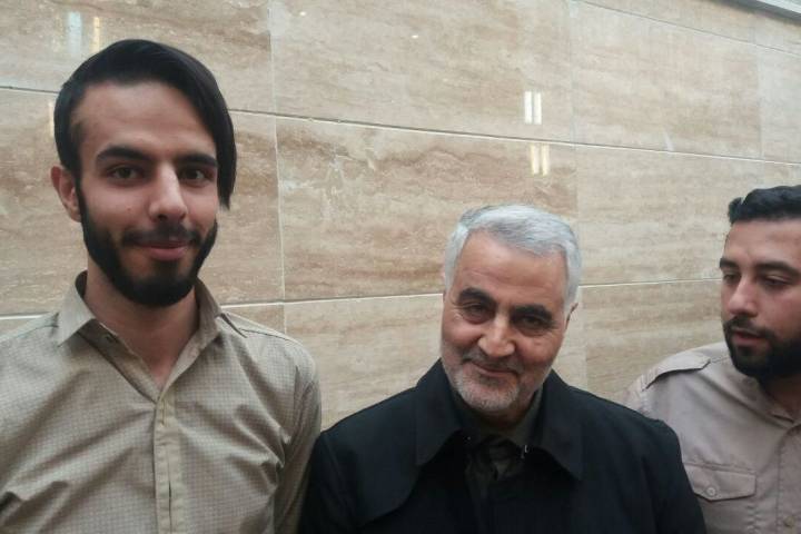 شهید سپهبد حاج قاسم سلیمانی در کنار فرزندان شهید مدافع حرم حاج حسین رضایی