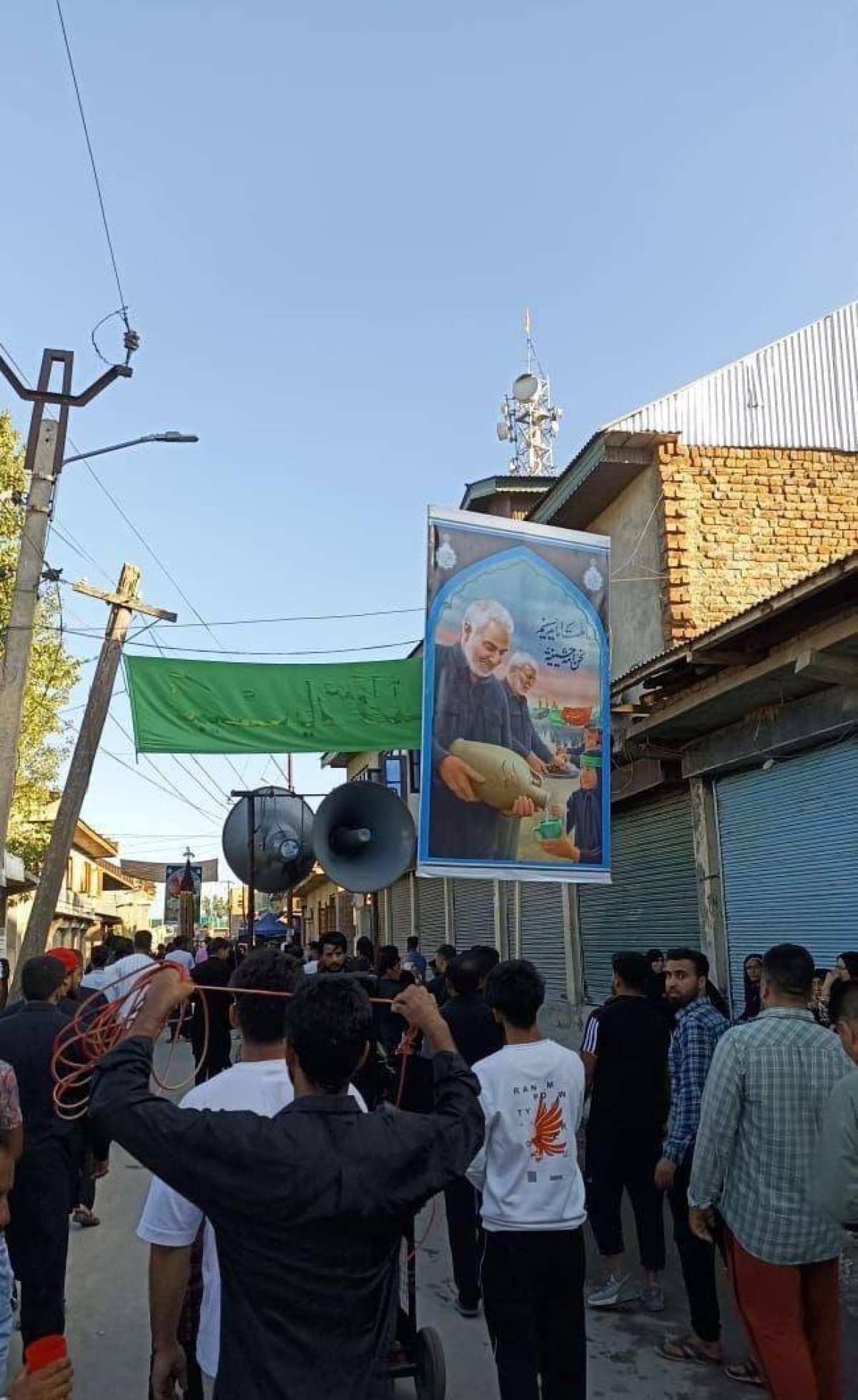  ” رفع صورة قادة النصر في المواكب الحسينية في مدينة كشمير غرب الهند “