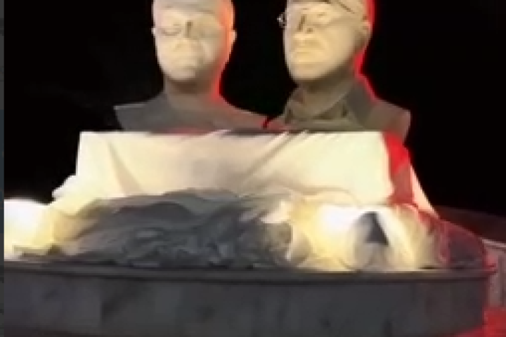 سردیس نصب شده حاج قاسم و ابومهدی در محل شهادت آن ها در فرودگاه بغداد…