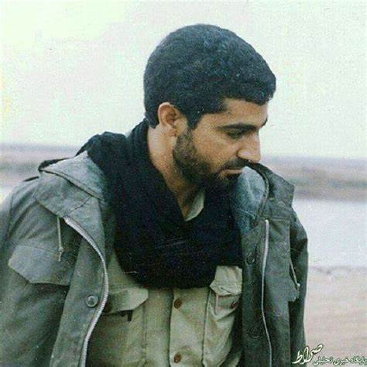 مرد پشت چفیه