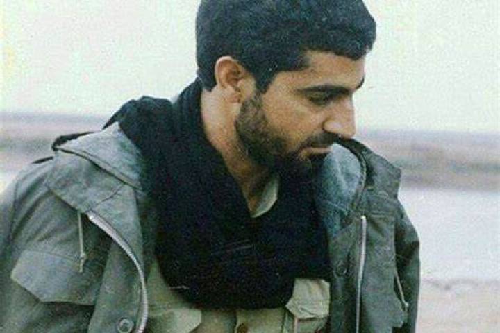 مرد پشت چفیه