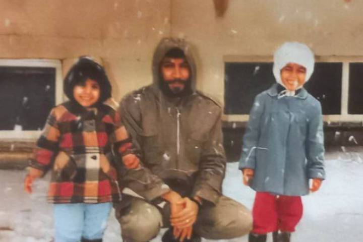 شهید حاج ابومهدی المهندس به همراه دخترانش