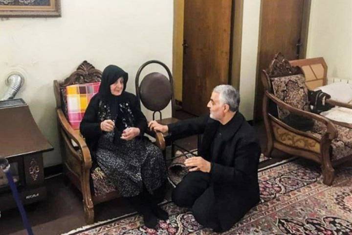 تمام دل‌ خوشی‌اش سر زدن‌های گاه‌ و بیگاه حاج‌ قاسم بود…