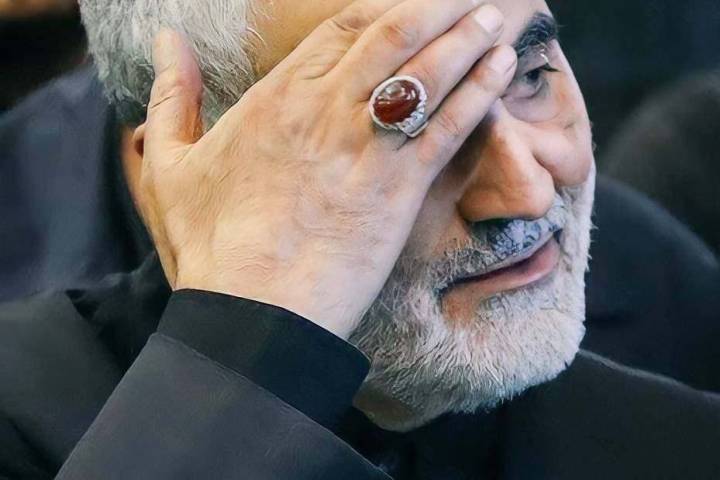 انگشترش . . .