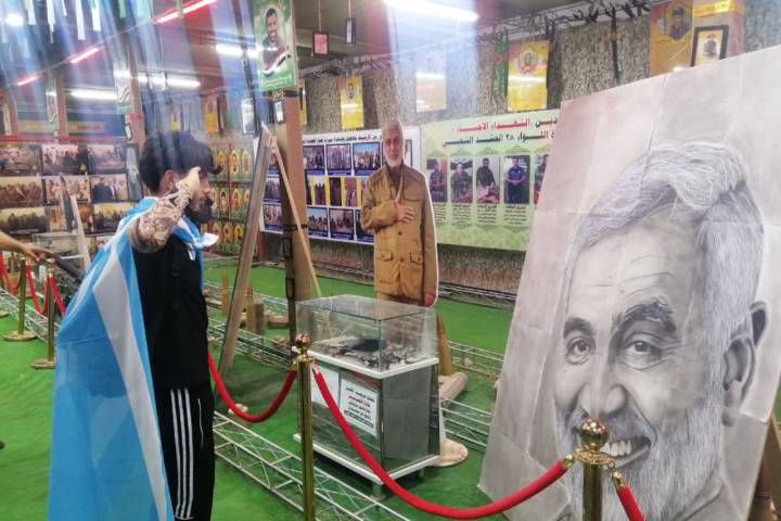 احترام نظامی زائر خارجی به تصویر سردار دلها