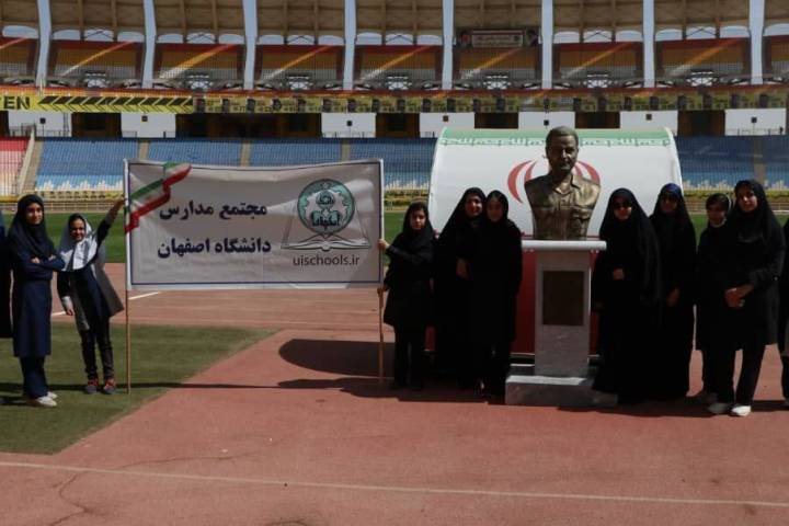 عکس یادگاری دانش آموزان با تندیس شهید سلیمانی