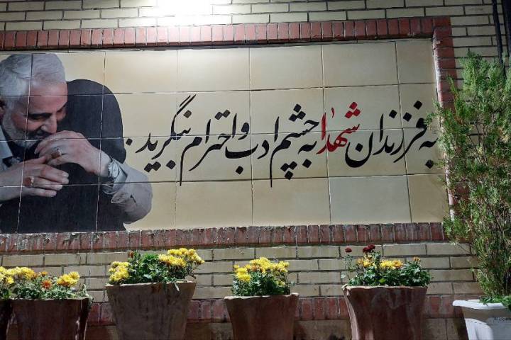 به فرزندان شهدا به چشم ادب و احترام بنگرید