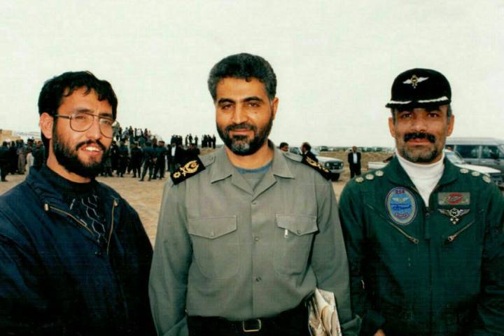 به لیاقت ها نگاه میکردند…