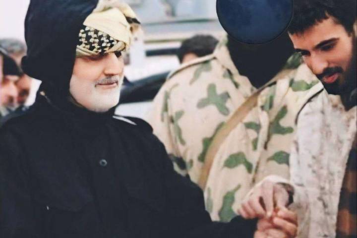 شهیدان «خلیل عطیه» در کنار «حاج قاسم سلیمانی»