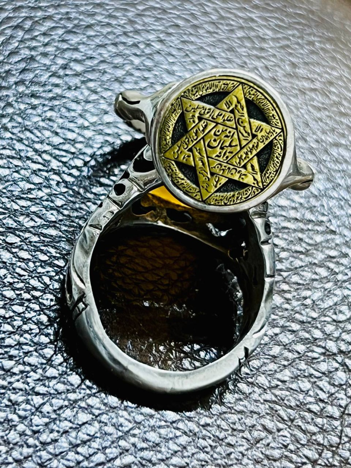 ” أعاد الحاج خاتم الهدية “