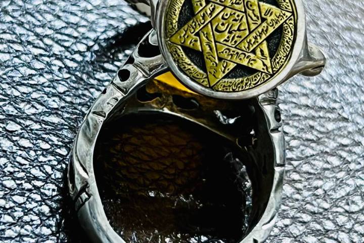 ” أعاد الحاج خاتم الهدية “