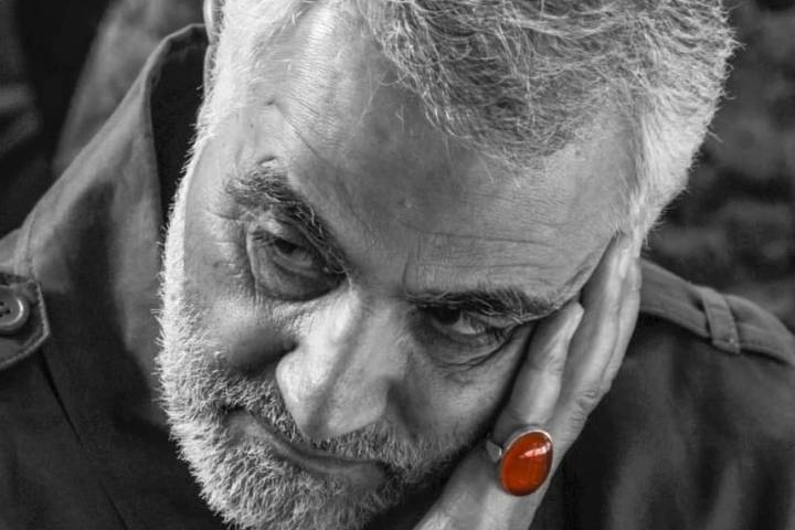 ” أوباما يقف بحزم تكريما للحاج قاسم “