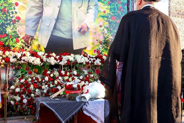 رفت و غزلم چشم به راهش نگران شد...