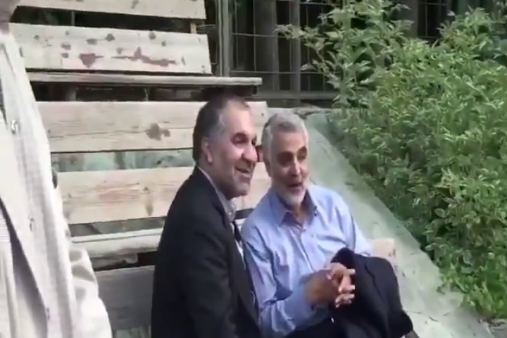 شهید حاج قاسم سلیمانی در کنار زمین فوتبال