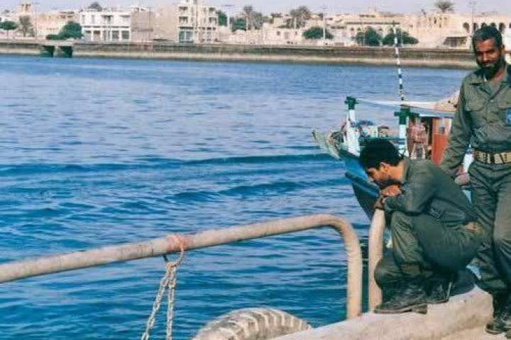 تصویر زیبای حاج قاسم در حال تماشای خلیج_فارس