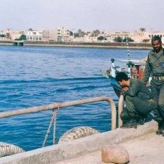 تصویر زیبای حاج قاسم در حال تماشای خلیج_فارس